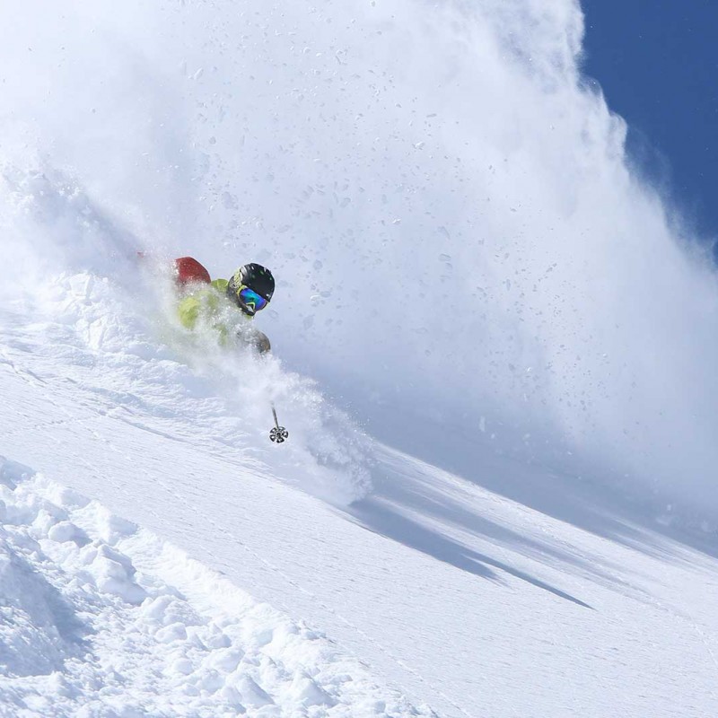 A83B6593 deep powder turn utah cat skiing